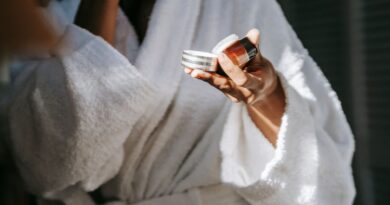 Péče o pleť a make-up po porodu: Co se mění a jak tomu přizpůsobit rutinu